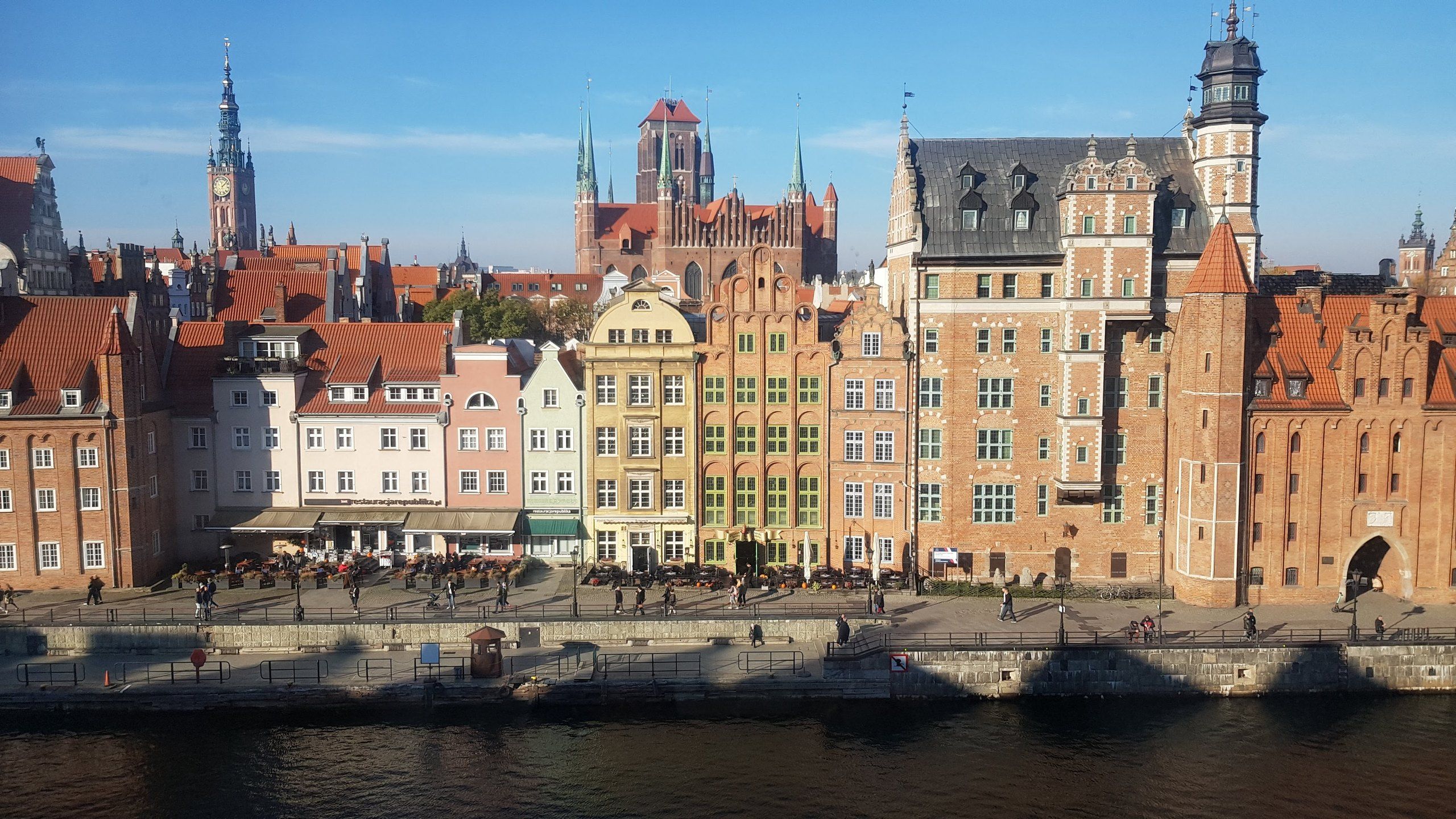 Nabrzeże Motławy w Gdańsku, w tle Bazylika Mariacka i wieża ratusza