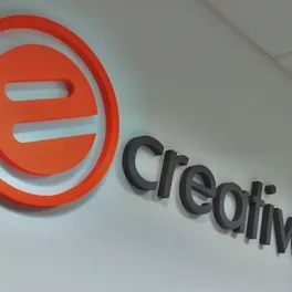 Przestrzenne logo eCreative na ścianie biura